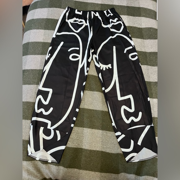 Black and White Abstract Women's Cropped Pants - with POCKETS! - Picture 7 of 12